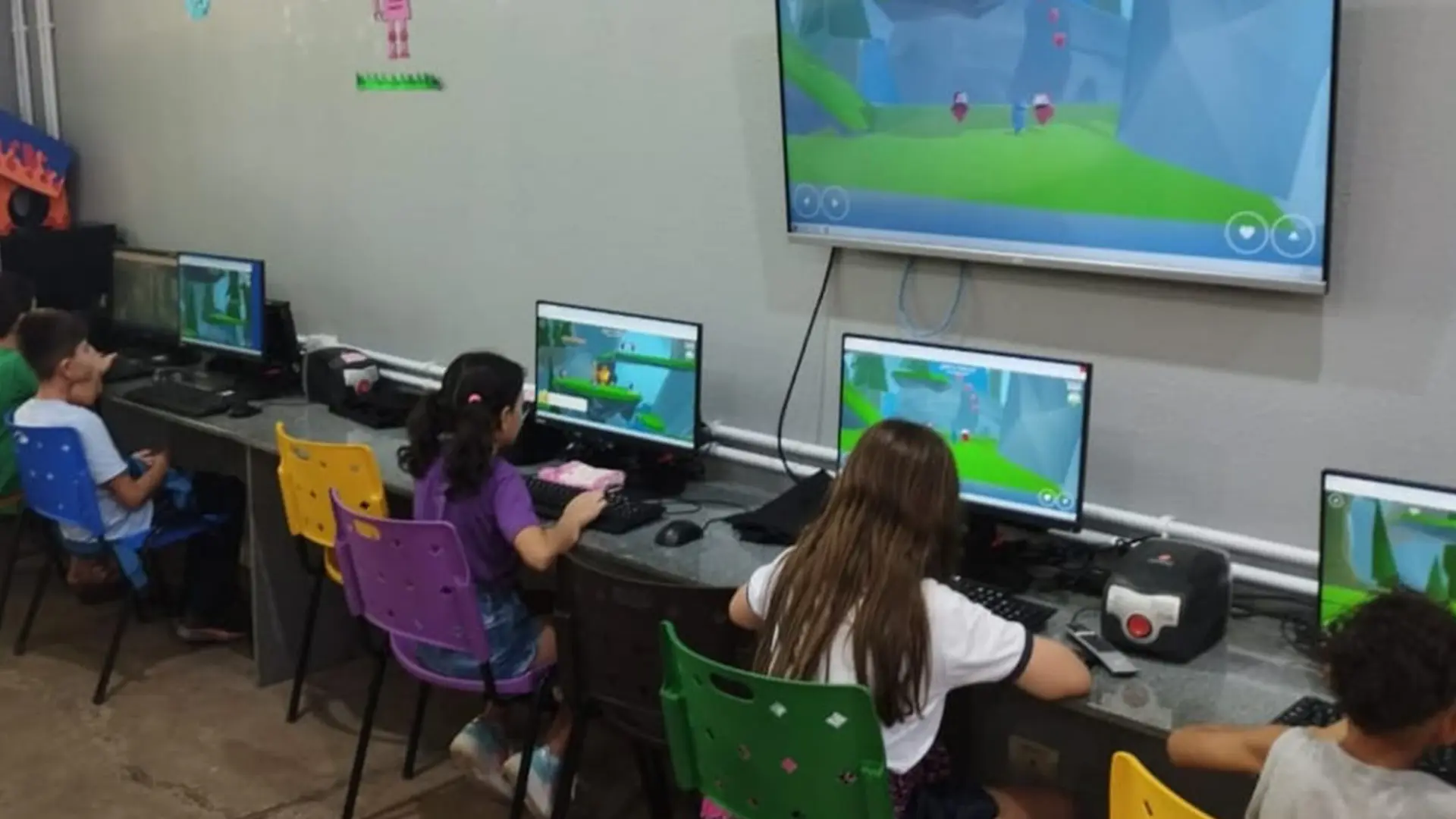 Estudantes usam da inteligência artificial para aprimorar o aprendizado brincando.