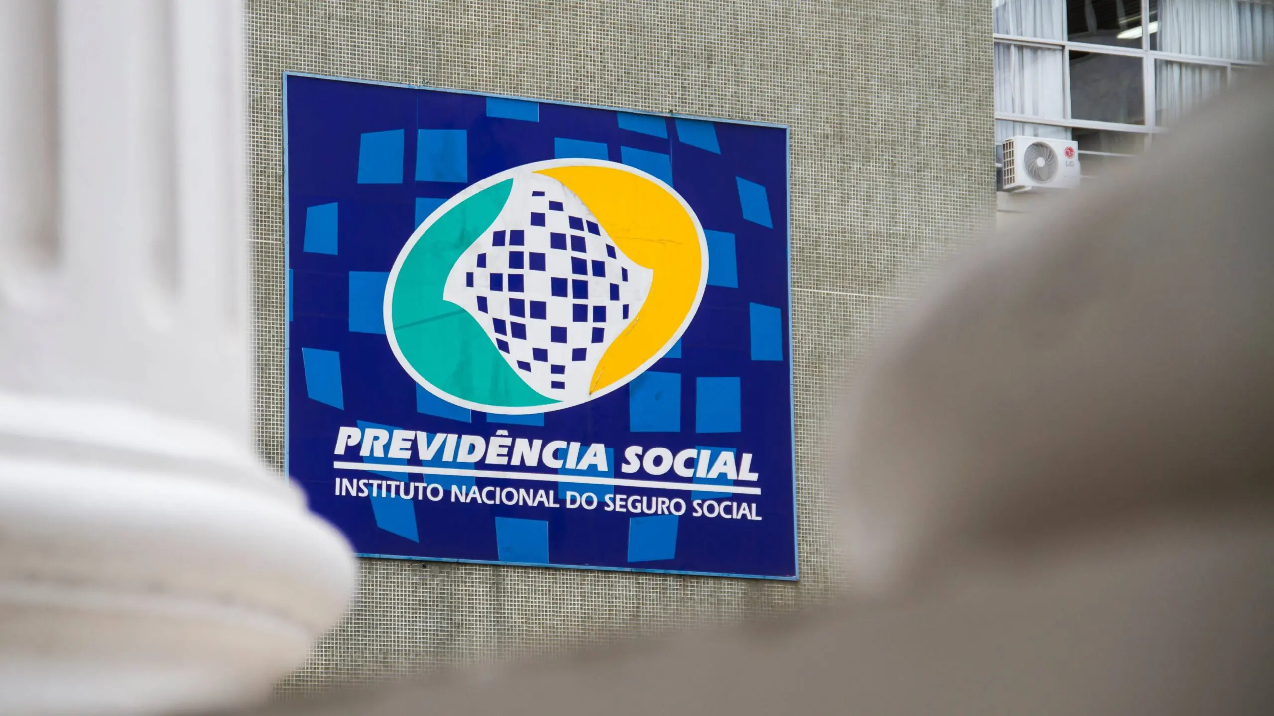 "Eu cancelava e logo voltavam a descontar": leitores contam como foram afetados pela fraude no INSS