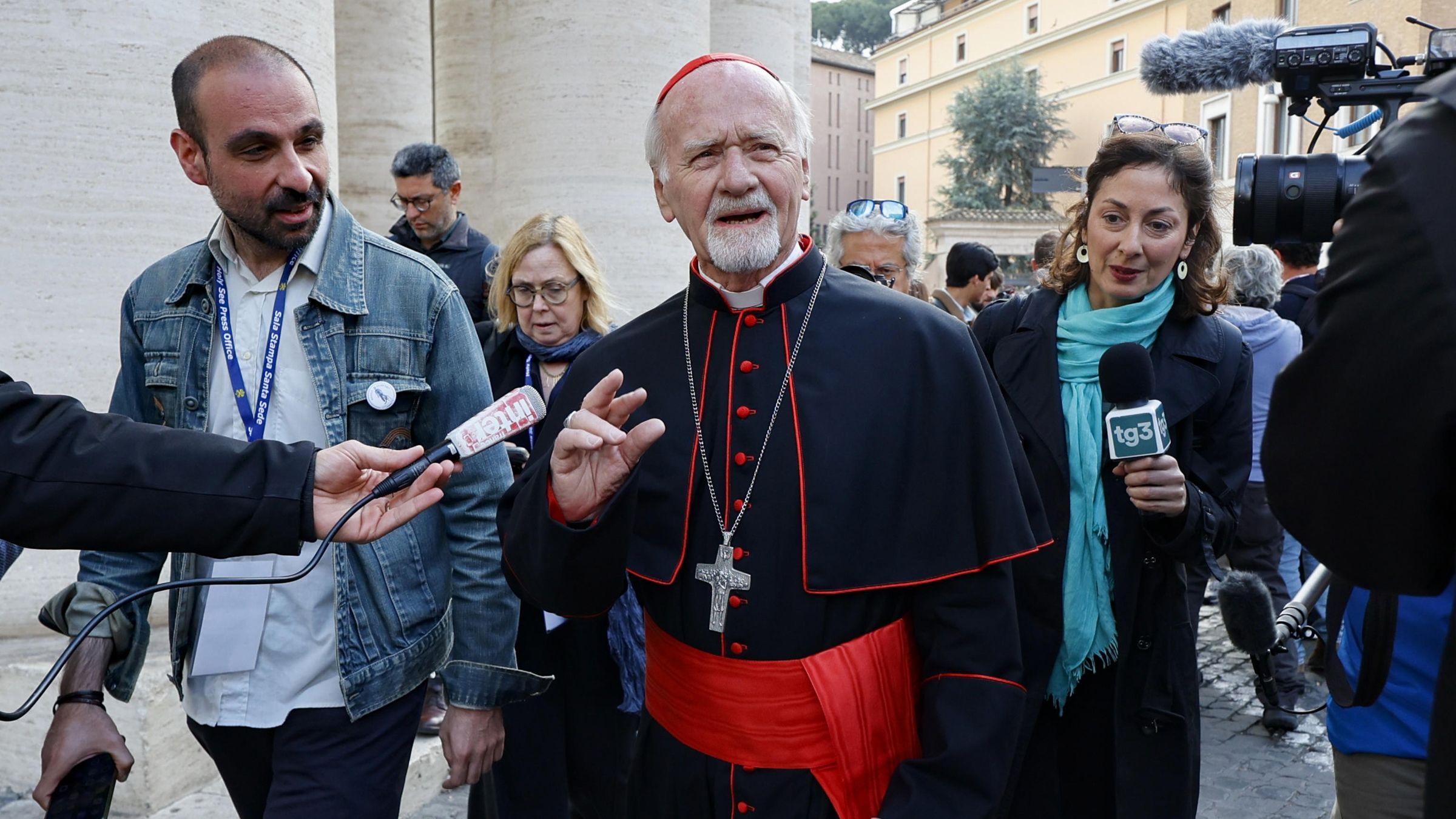 O cardeal argentino Vicente Bokalic Iglic fala com jornalistas antes da congregação geral de 28 de abril.