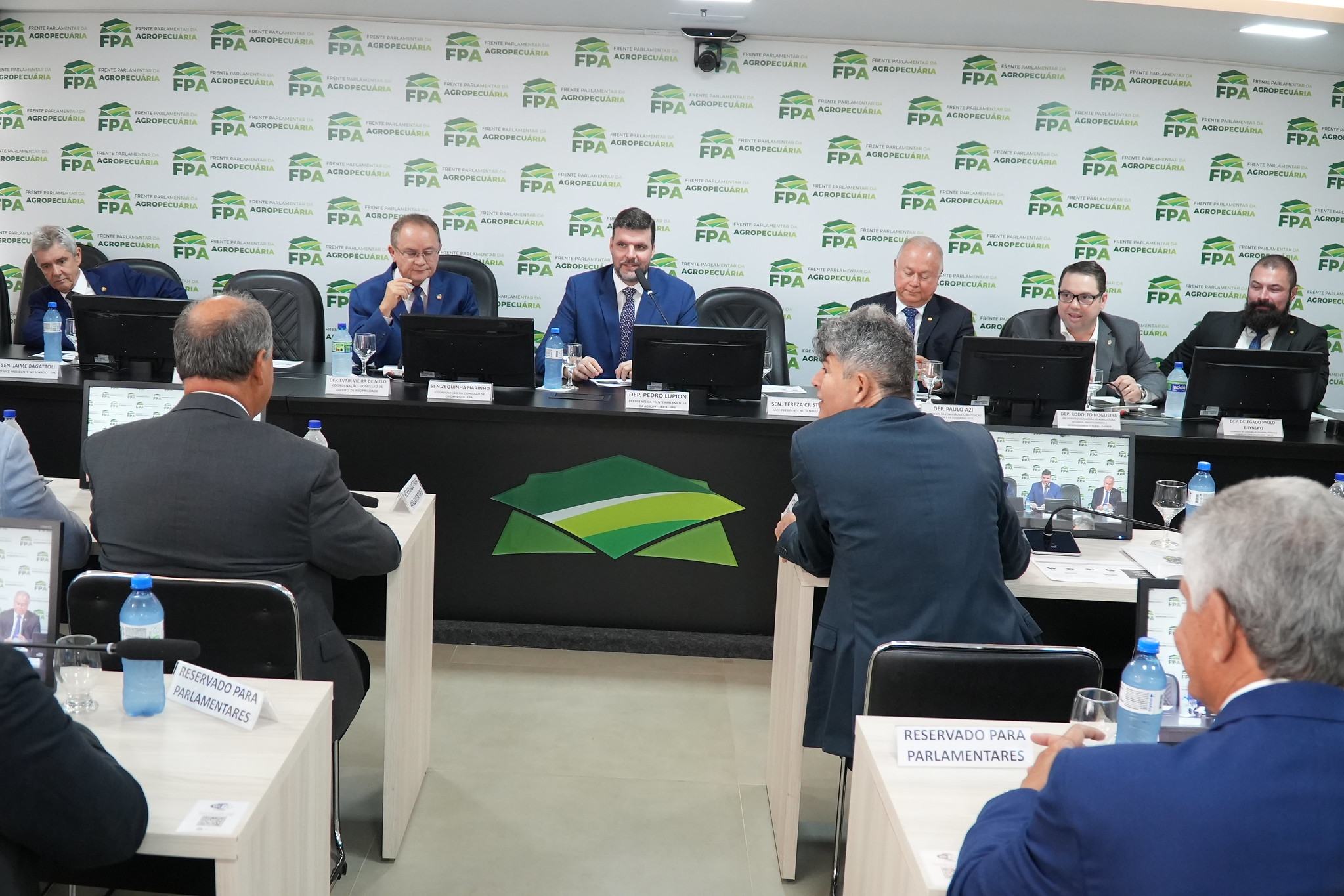 Frente Parlamentar da Agropecuária (FPA) aponta que decisão de Dino de desapropriar áreas atingidas por fogo ou desmatamento pode punir produtores inocentes.