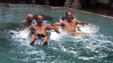 Os idosos cheios de energia curtindo a piscina de "Cocoon"