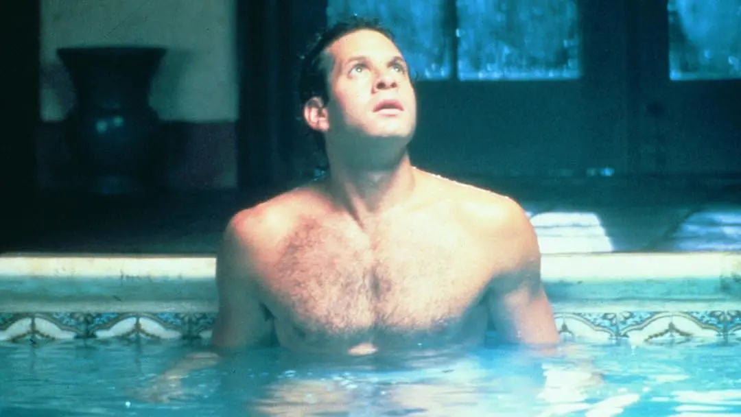 Mais conhecido por seus papeis cômicos, Steve Guttenberg faz o capitão Jack em "Cocoon"
