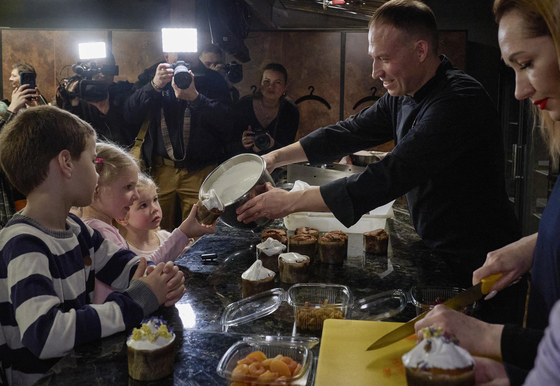 Ucranianos participam da produção de bolos de Páscoa em Kharkiv, Ucrânia, em 12 de abril de 2025, em meio à invasão russa: política de Putin faz com que a Rússia sequestre crianças ucranianas