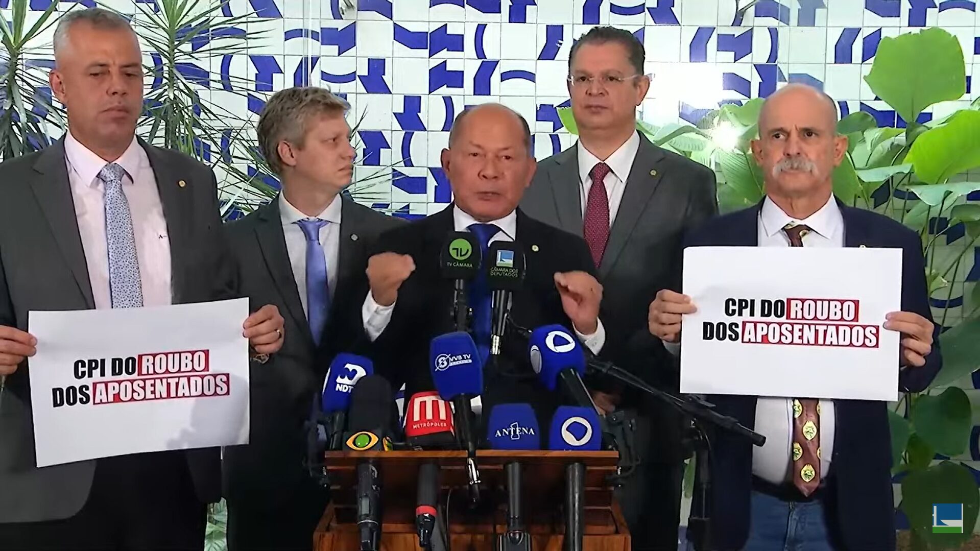 O pedido de instauração da “CPI do roubo dos aposentados” foi protocolado pela oposição logo após o término da coletiva