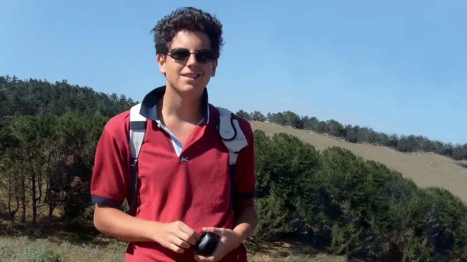 Carlo Acutis, o "padroeiro da internet": exemplo de espiritualidade autêntica e inspiradora.