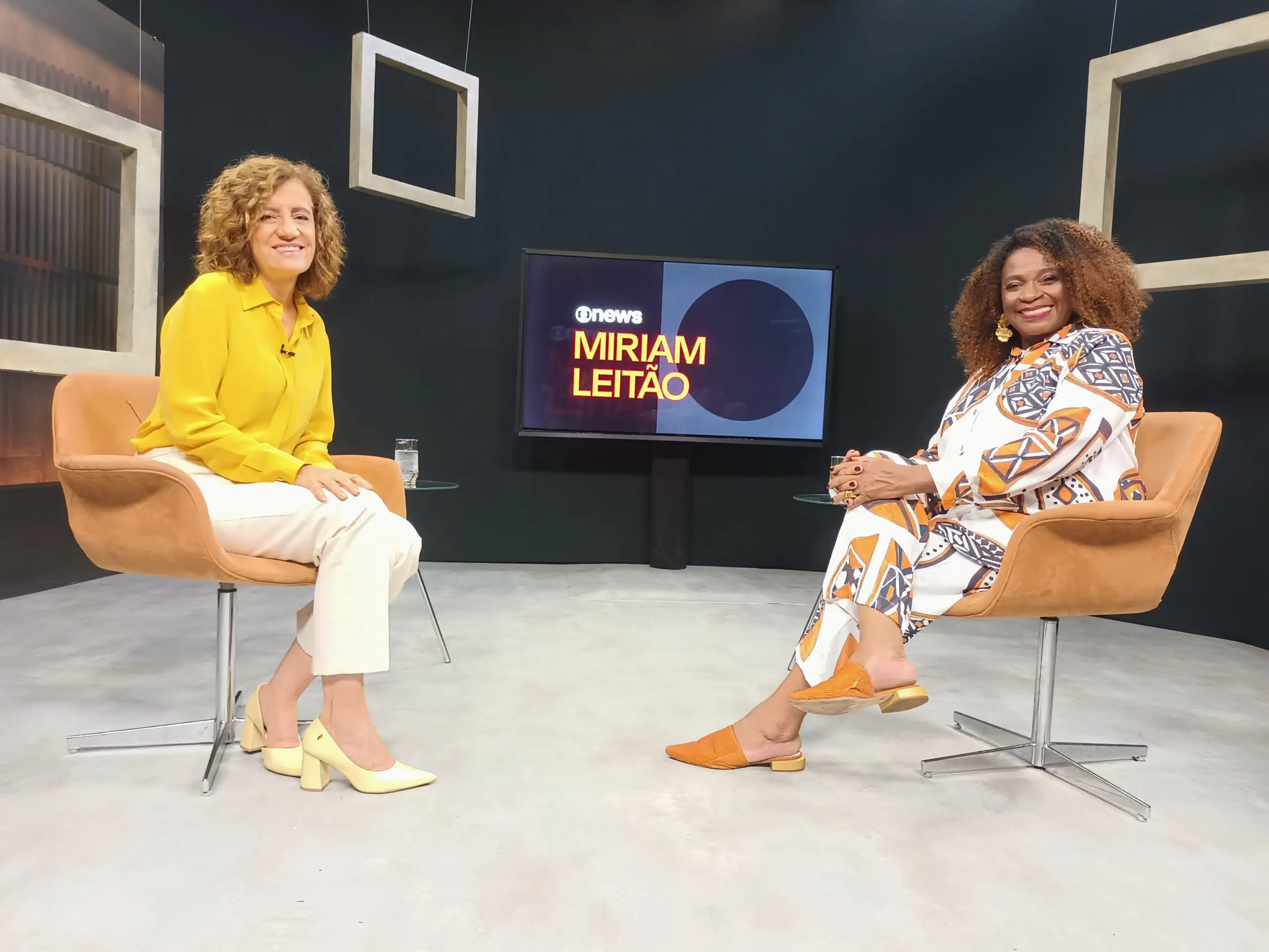 A jornalista Míriam Leitão entrevista a atriz Zezé Motta na Globo News