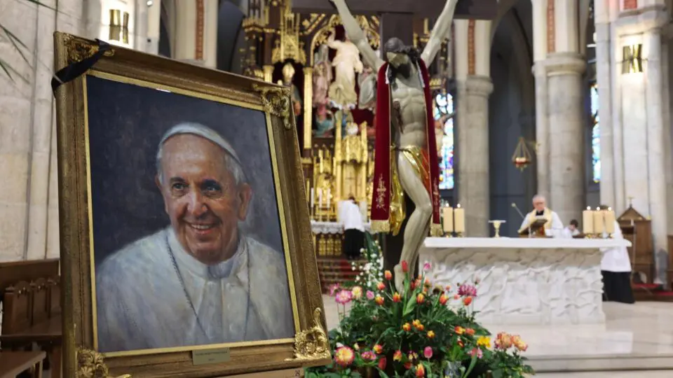 Retrato do Papa Francisco é visto dentro da Basílica Arquicatedral de Santo Estanislau Kostka em Lódz, Polônia, em 21 de abril de 2025.