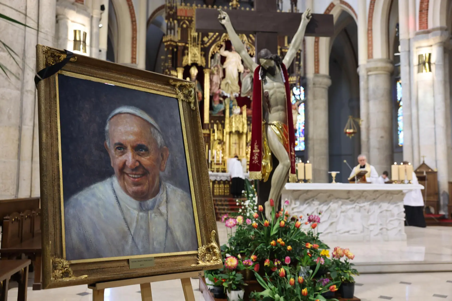 Retrato do Papa Francisco é visto dentro da Basílica Arquicatedral de Santo Estanislau Kostka em Lódz, Polônia, em 21 de abril de 2025.