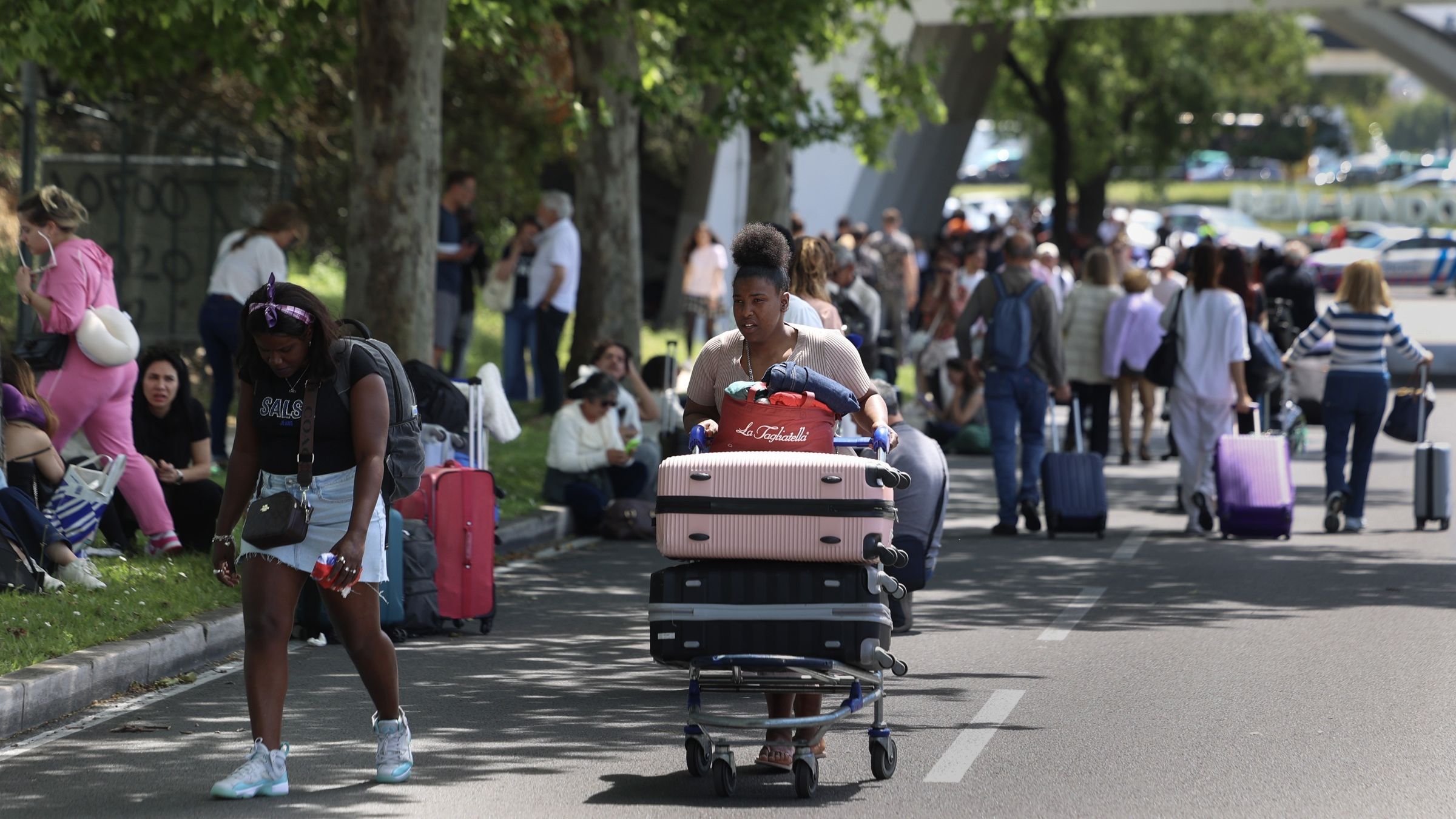 Passageiros tiveram de caminhar até o setor de embarque do aeroporto de Lisboa durante apagão.