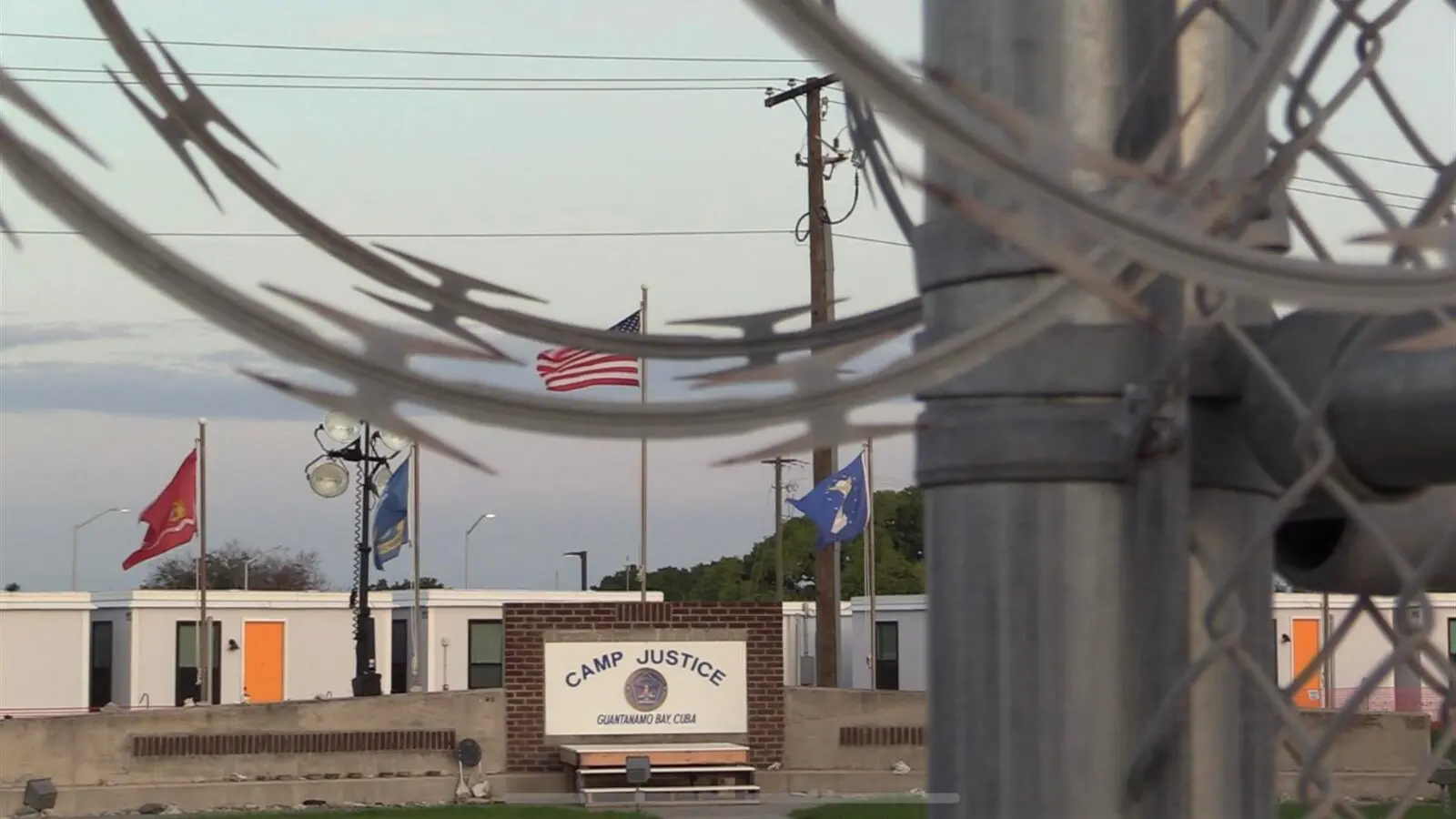 Base militar de Guantánamo, em Cuba, tem prisão usada para deter imigrantes ilegais.