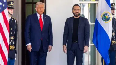 Trump ao lado do presidente salvadorenho Nayb Bukele: governo americano enviou venezuelanos para El Salvador.