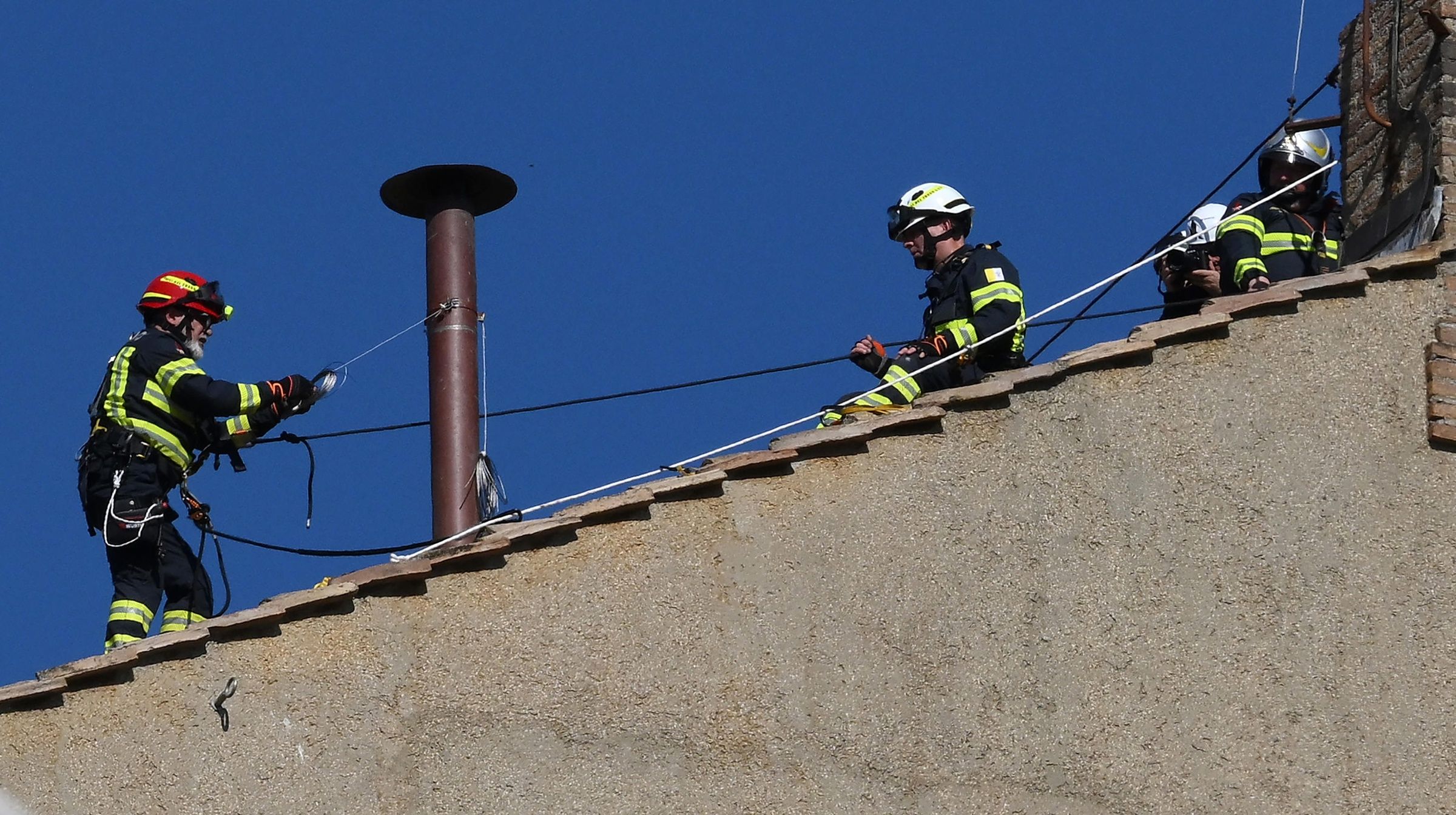 Bombeiros instalam chaminé na Capela Sistina: fumaça indicará o resultado do conclave.