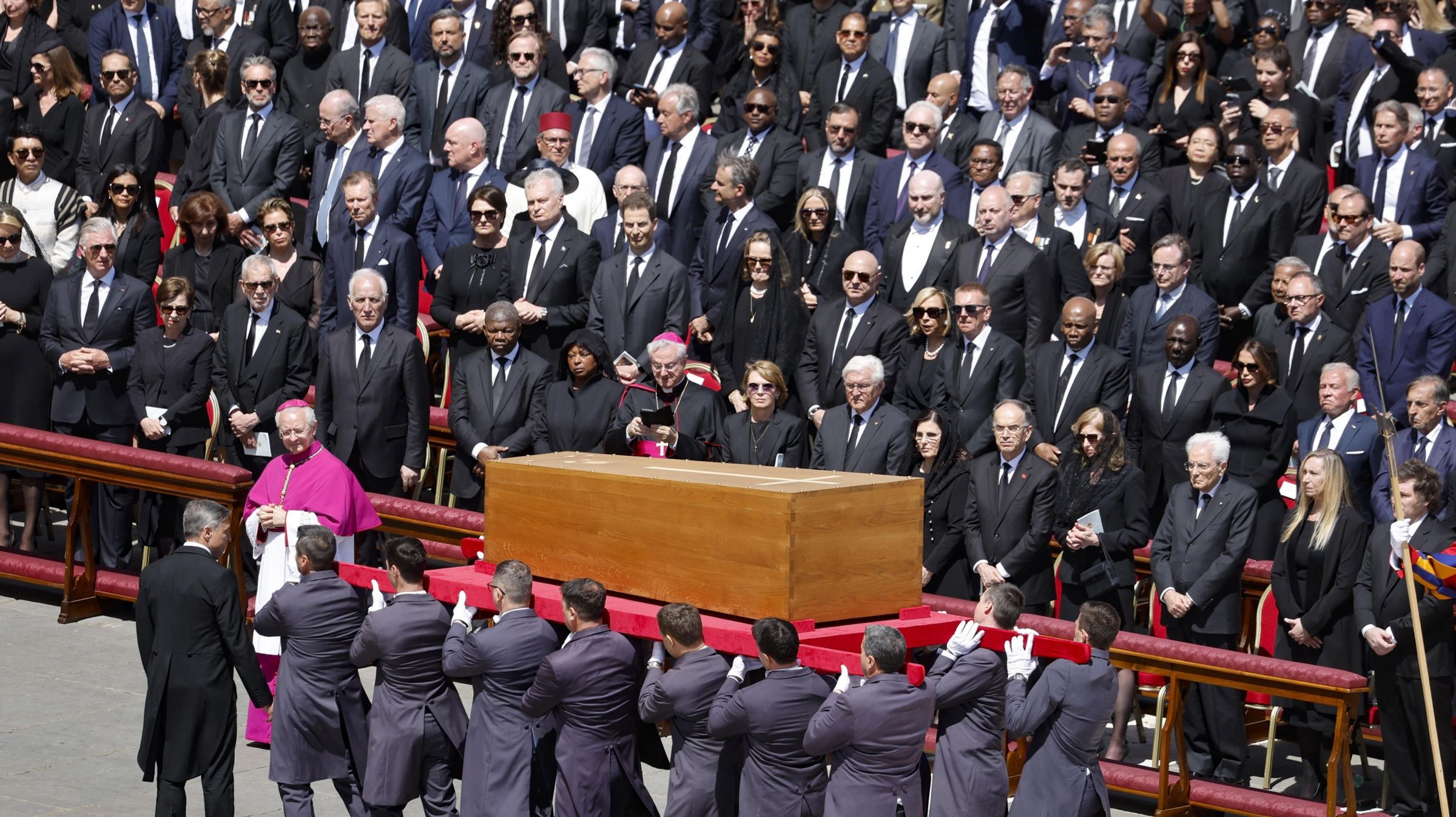 O caixão com o corpo do papa Francisco passa diante da área onde estavam os chefes de Estado e de governo que compareceram à missa.