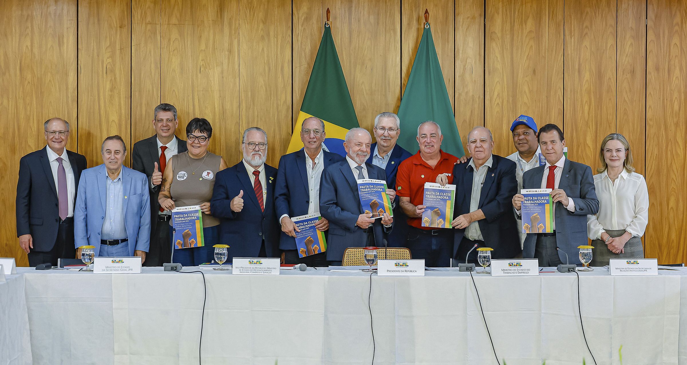 O presidente Lula em reunião com representantes de centrais sindicais no Palácio do Planalto, em 29 de abril.
