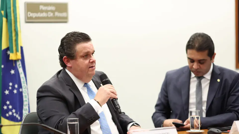 Oposição tenta afastar e impedir a posse do novo ministro da Previdência, Wolney Queiroz