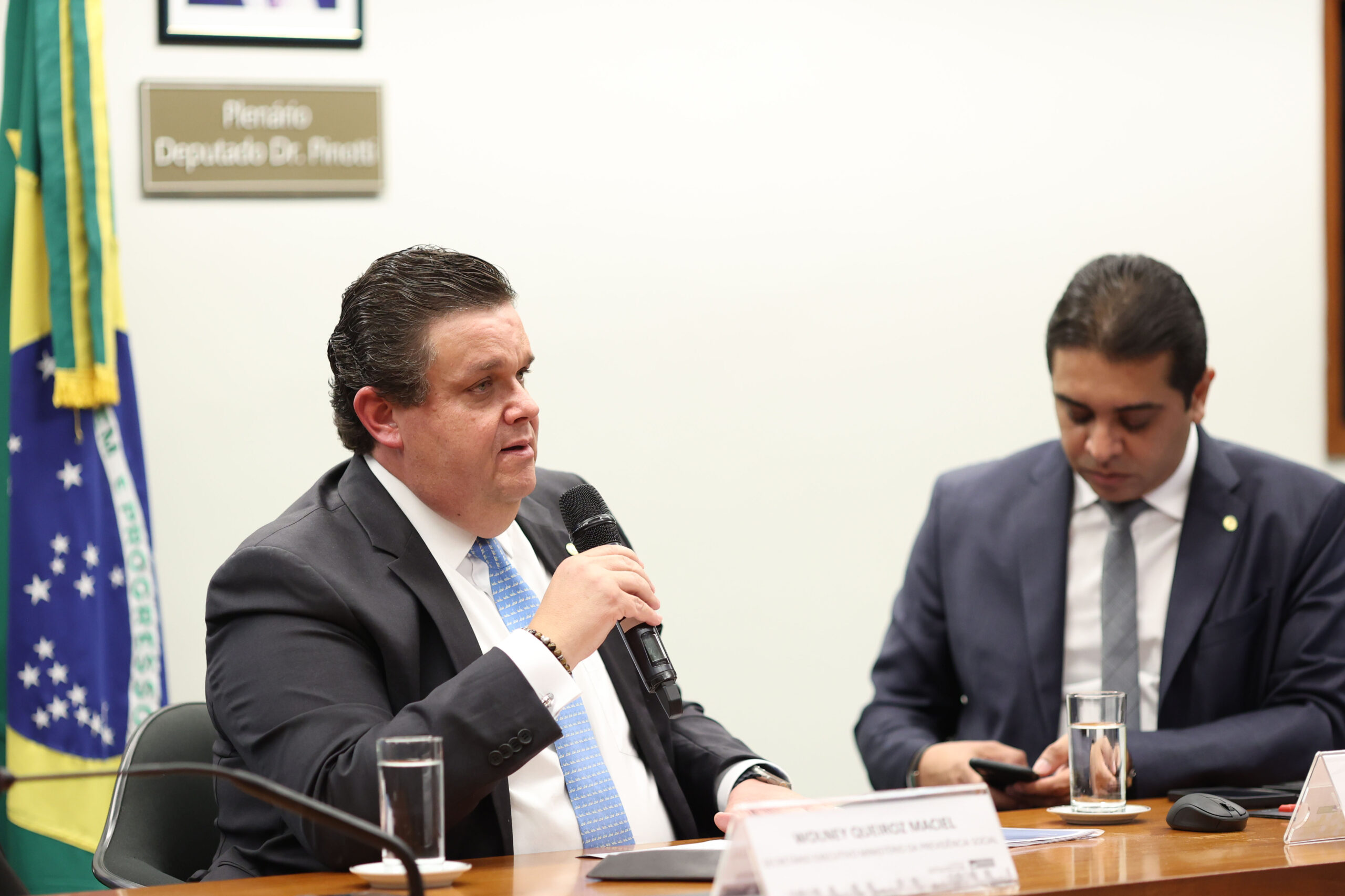 Oposição tenta afastar e impedir a posse do novo ministro da Previdência, Wolney Queiroz