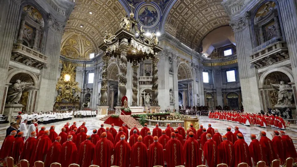 Cardeais participam de missa em memória do falecido Papa Francisco na Basílica de São Pedro, Cidade do Vaticano, 30 de abril de 2025.