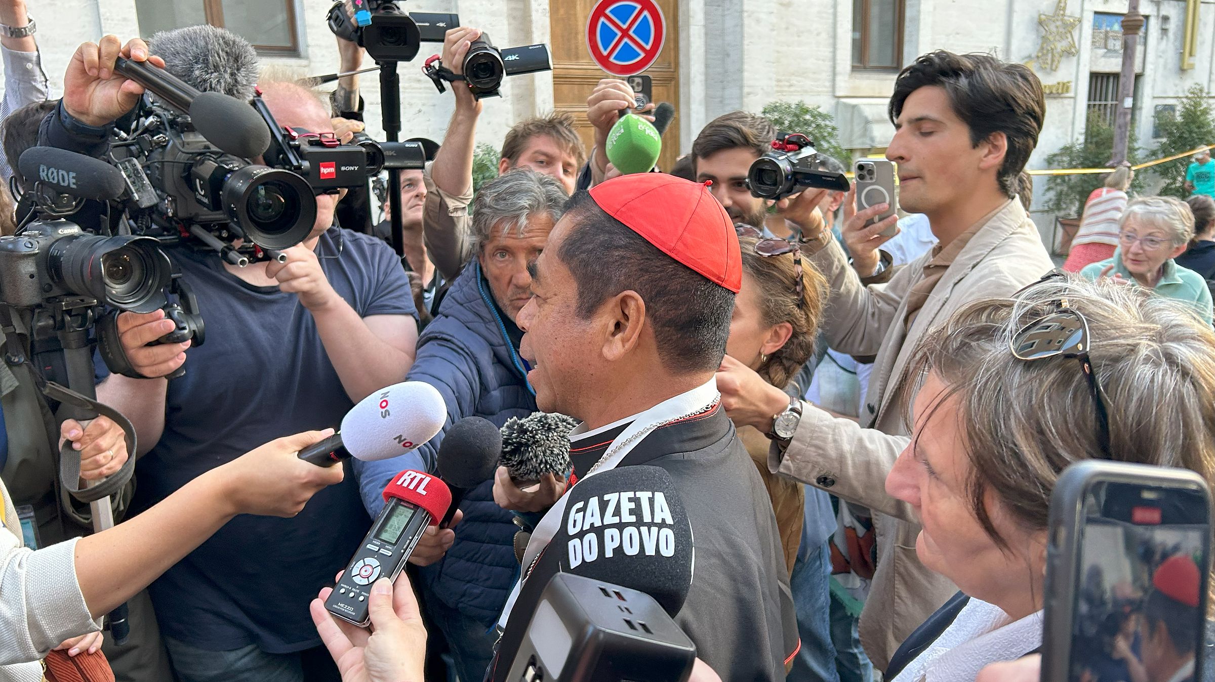 O cardeal Virgílio do Carmo da Silva fala a jornalistas após a congregação geral da tarde de segunda-feira.