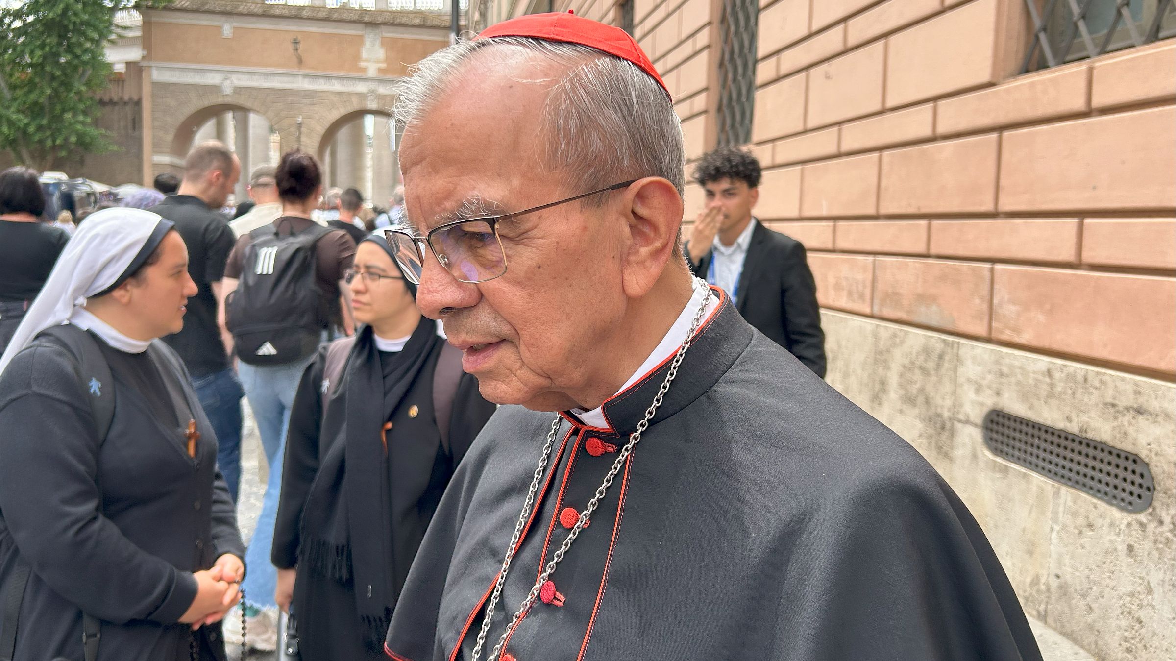 O cardeal salvadorenho Gregorio Rosa Chávez falou com a Gazeta do Povo e disse que cardeais concordaram em realizar uma primeira votação no mesmo dia em que entrarem na Capela Sistina.