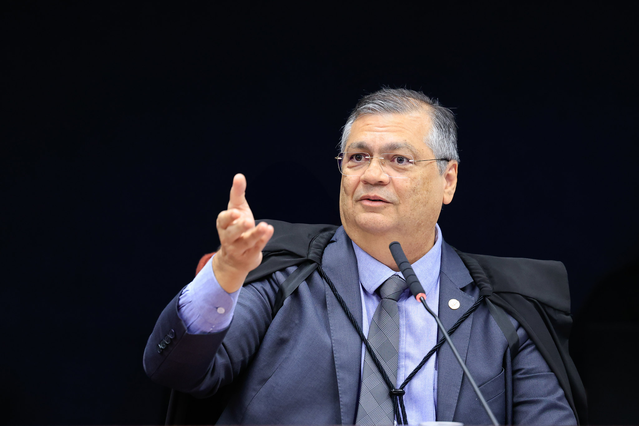 Dino ressaltou que a disseminação de fake news é uma forma de “gravíssima violência” durante julgamento na Primeira Turma do STF.