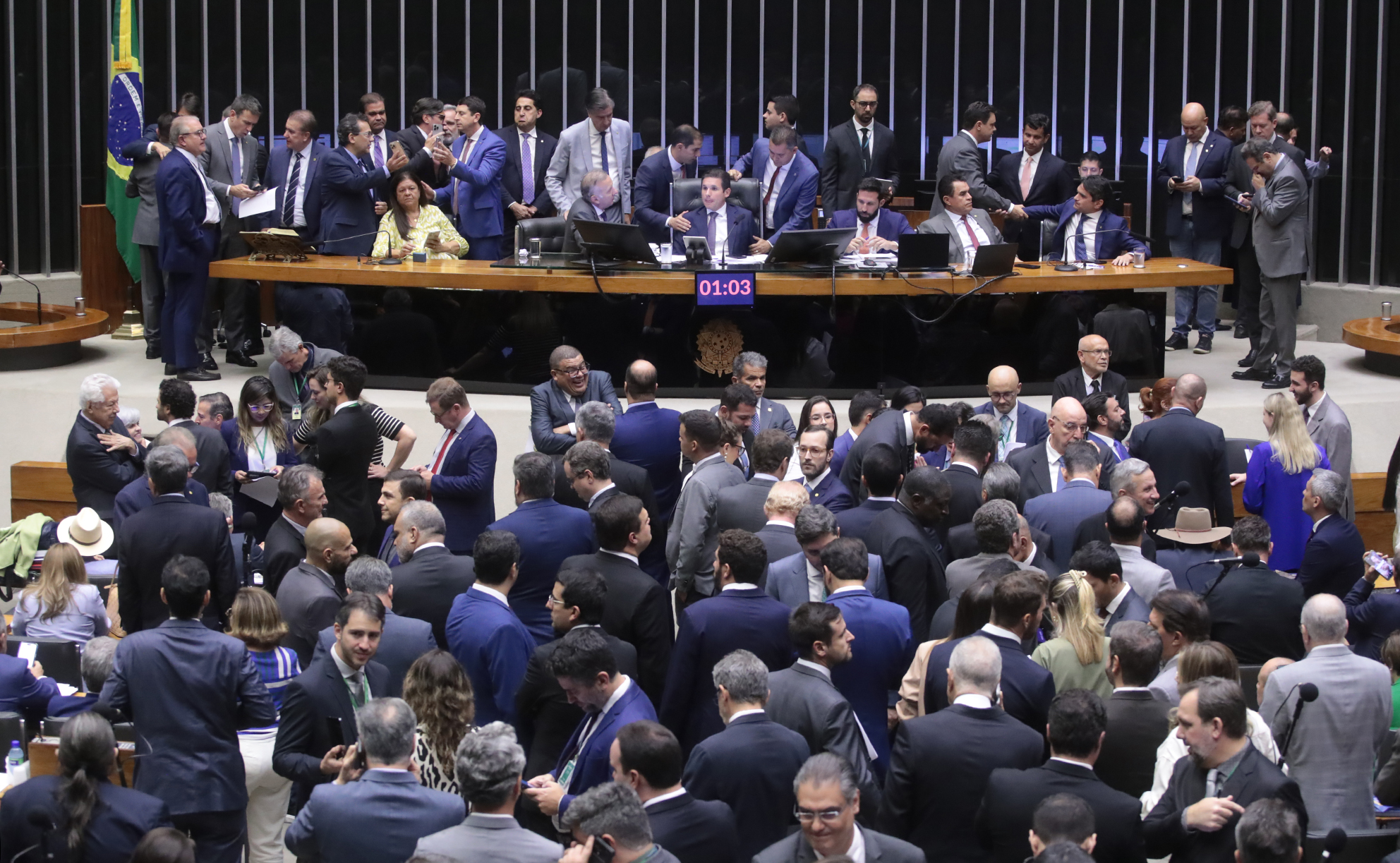 Votação do projeto que cria mais 18 vagas de deputados federais dividiu a Câmara.