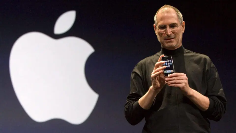 O diretor executivo e cofundador da Apple, Steve Jobs (1955-2011), posa com o Apple iPhone após seu discurso de abertura da Macworld Expo em San Francisco, Califórnia, em 9 de março de 2007.
