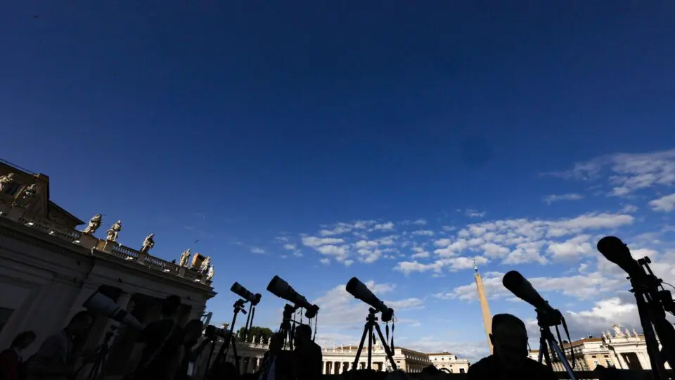 Câmeras fotográficas voltadas para a Basílica de São Pedro, na Cidade do Vaticano. Todas esperam pela fumaça do Conclave.