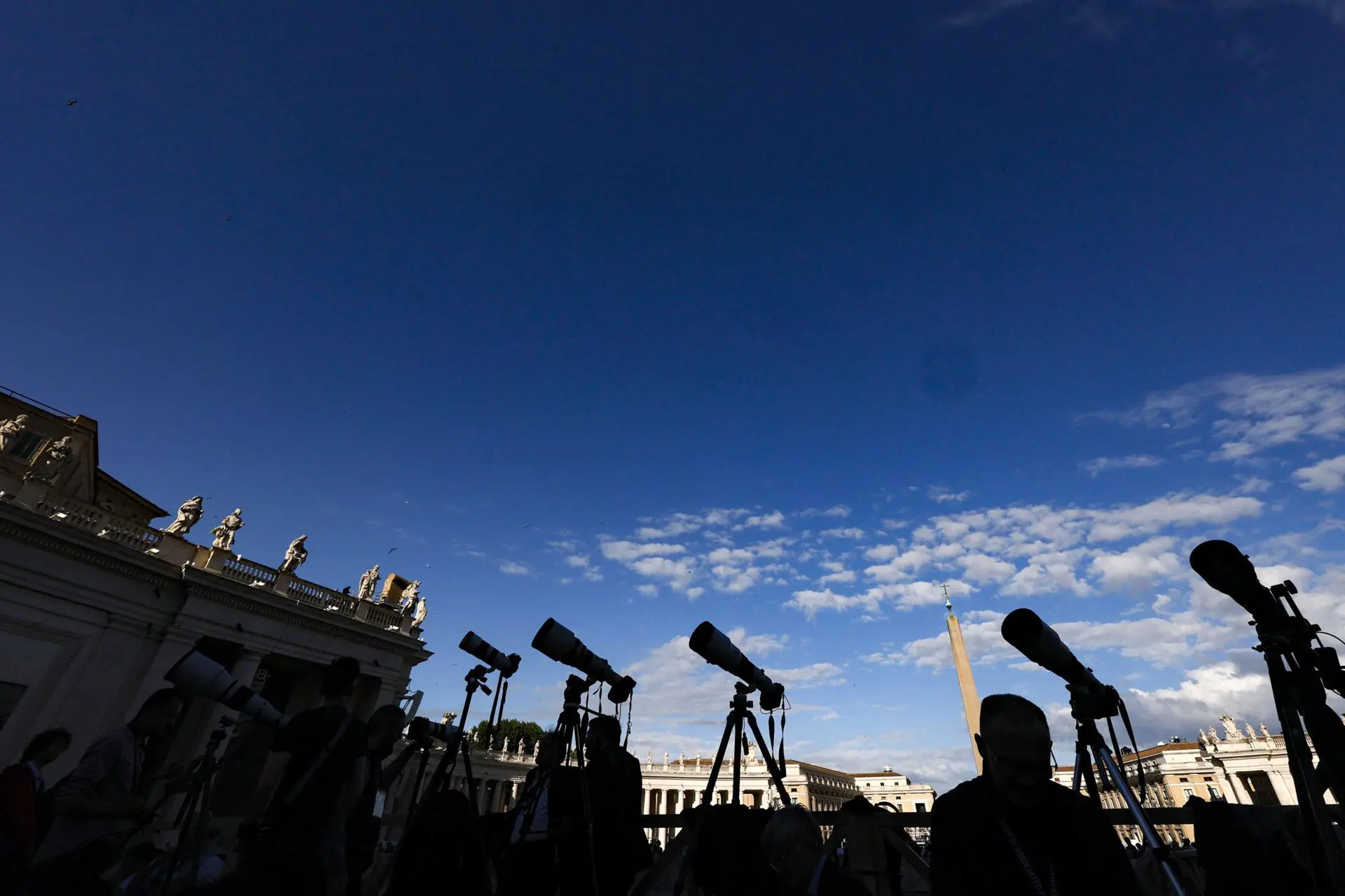 Câmeras fotográficas voltadas para a Basílica de São Pedro, na Cidade do Vaticano. Todas esperam pela fumaça do Conclave.