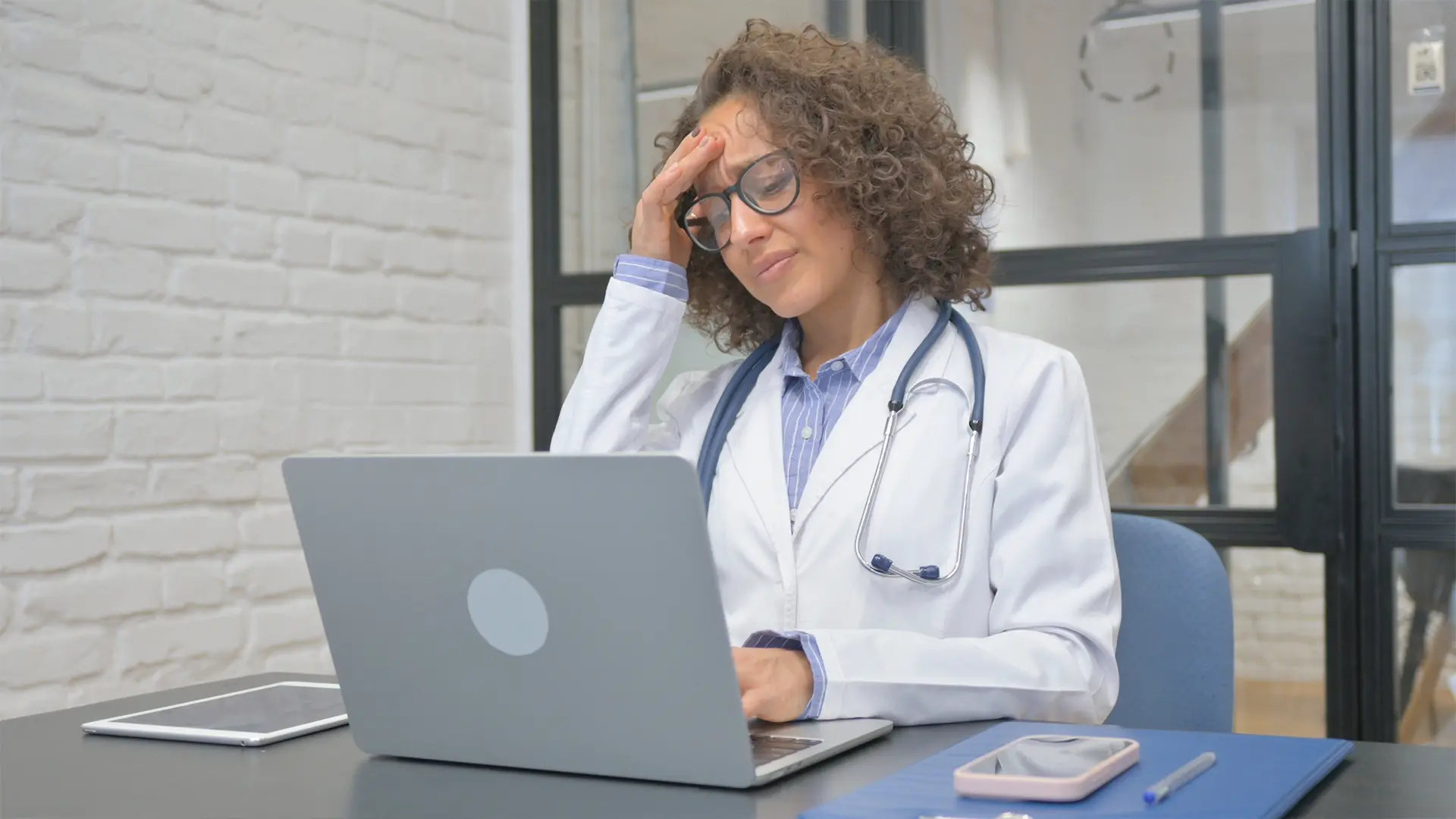 Desigualdade de gênero e jornada dupla seguem presentes na vida de médicas brasileiras