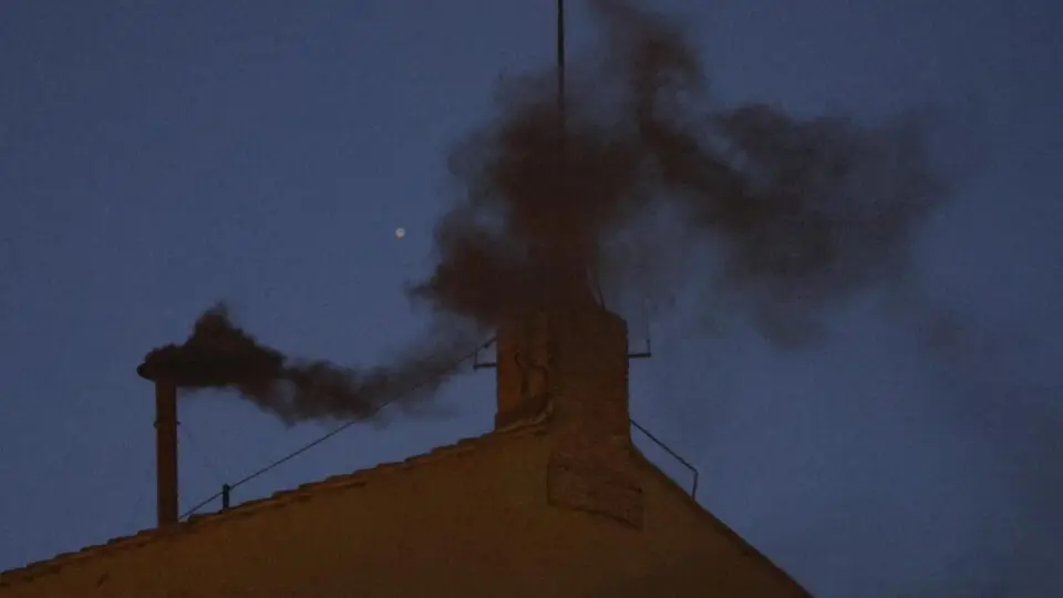 Fumaça preta saindo após a finalização do Conclave do dia sete de maio de dois mil e vinte e cinco.