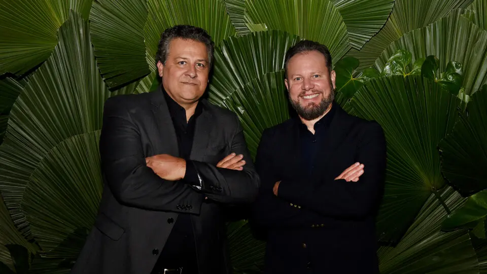 Com 16 anos de experiência no mercado imobiliário de alto padrão, os empresários José Peixoto e Henry Fuckner estão à frente da Zireh Imóveis.