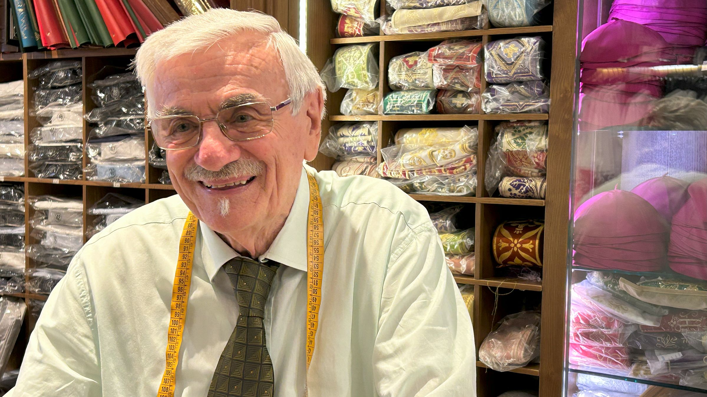 O alfaiate Raniero Mancinelli já fez batinas para João Paulo II, Bento XVI e Francisco.