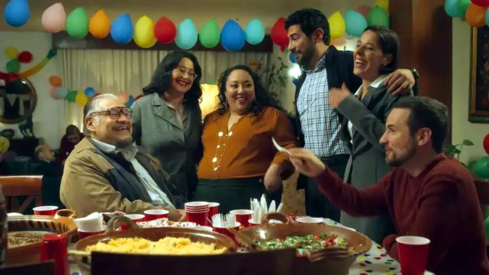 Elenco principal reunido: Joaquín Cosío, Angélica Aragón, Michelle Rodríguez e Ianis Guerrero como a família Rebolledo