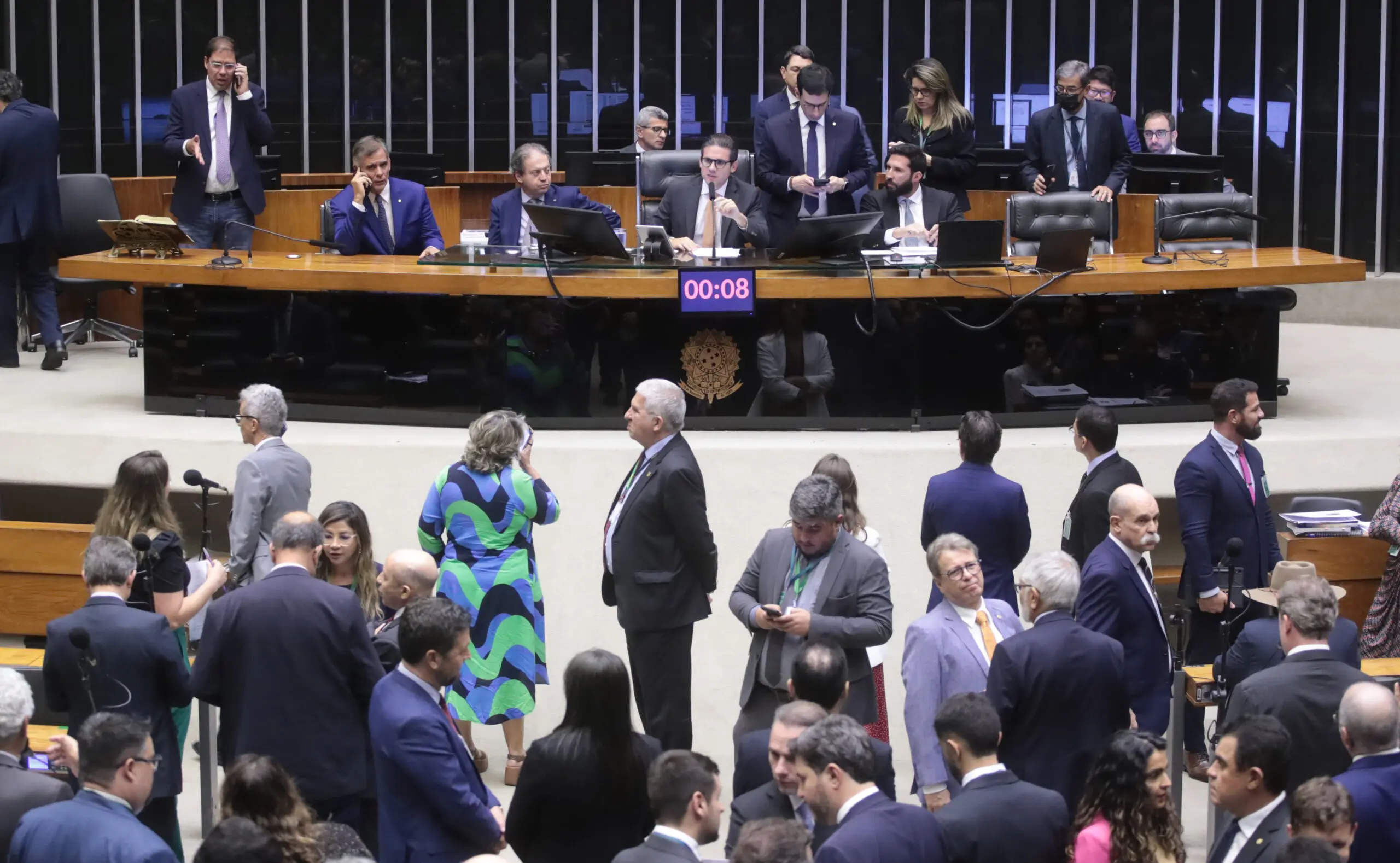 Deputados ignoraram pressão do STF e votaram para sustar ação penal contra o deputado Ramagem e o ex-presidente Bolsonaro