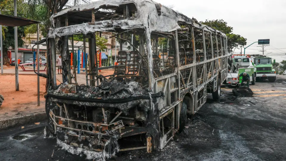 Ônibus queimado durante uma operação contra o Comando Vermelho (CV), no Rio de Janeiro, no dia 03 de dezembro de 2024