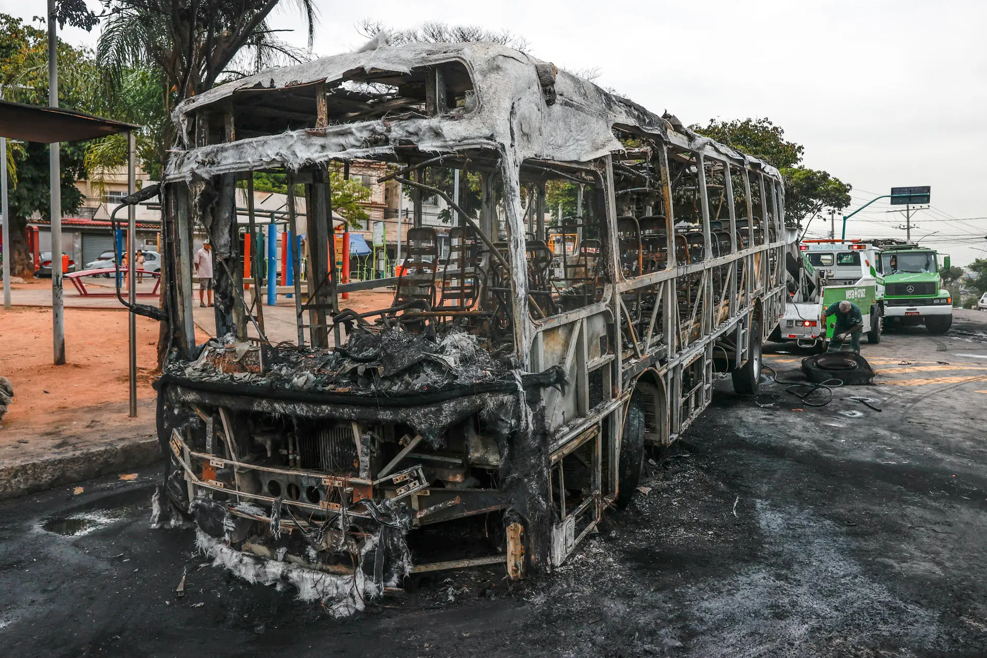 Ônibus queimado durante uma operação contra o Comando Vermelho (CV), no Rio de Janeiro, no dia 03 de dezembro de 2024