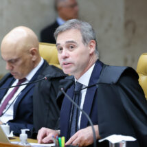 Moraes se irrita com Mendonça e os dois trocam farpas no STF