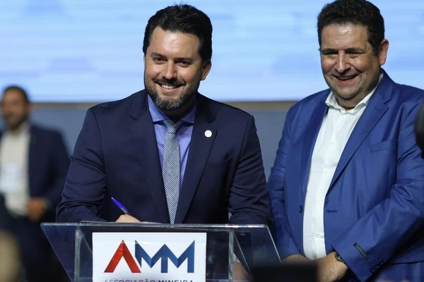 Luís Eduardo Falcão (sem partido), presidente da Associação Mineira de Municípios, e Dr. Maurício, durante a solenidade de posse, ocorrida no encerramento do 40º Congresso da Associação Mineira de Municípios, em Belo Horizonte.