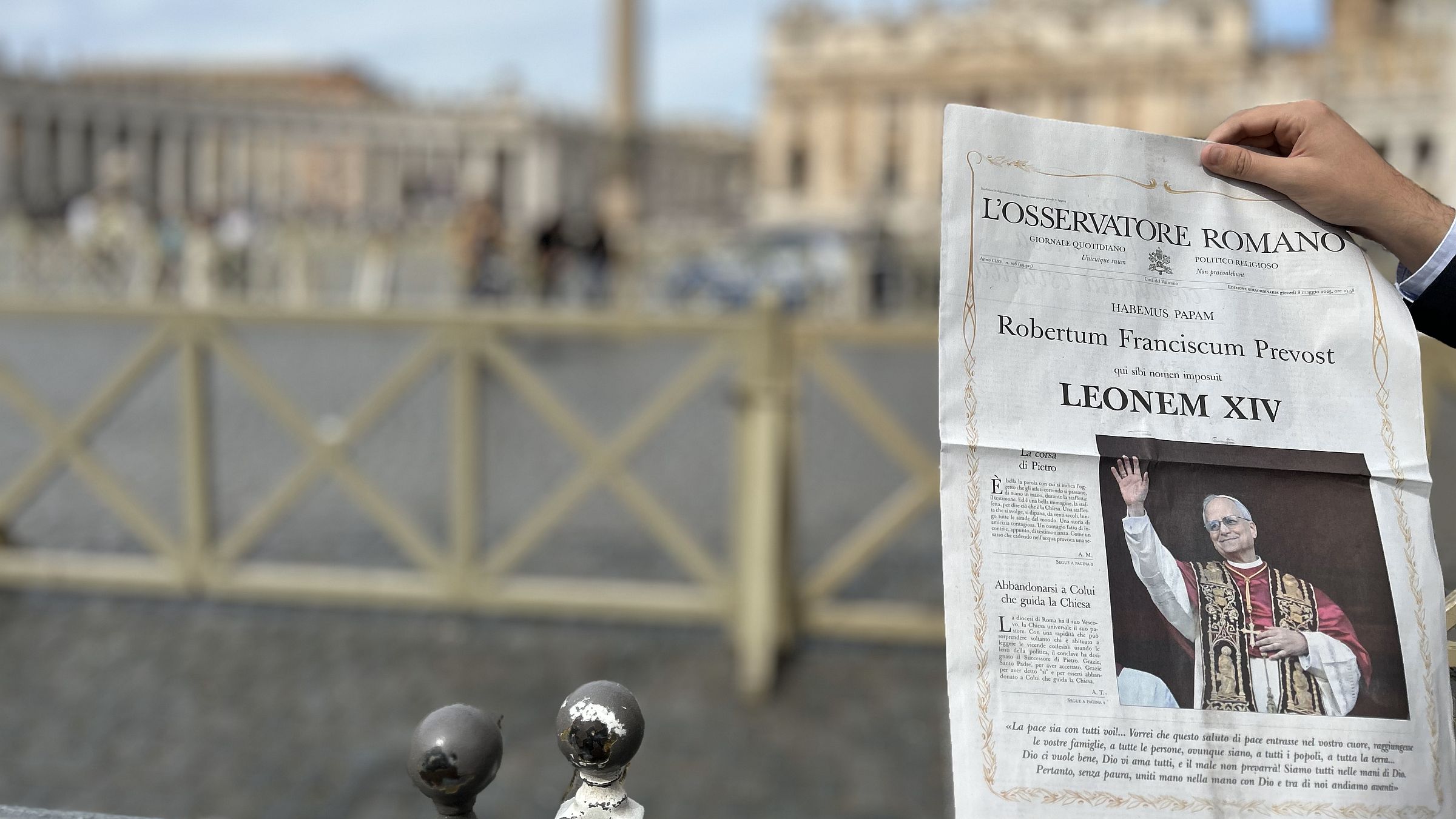 Edição especial do L&#8217;Osservatore Romano era distribuída na Praça de São Pedro na manhã desta sexta-feira.