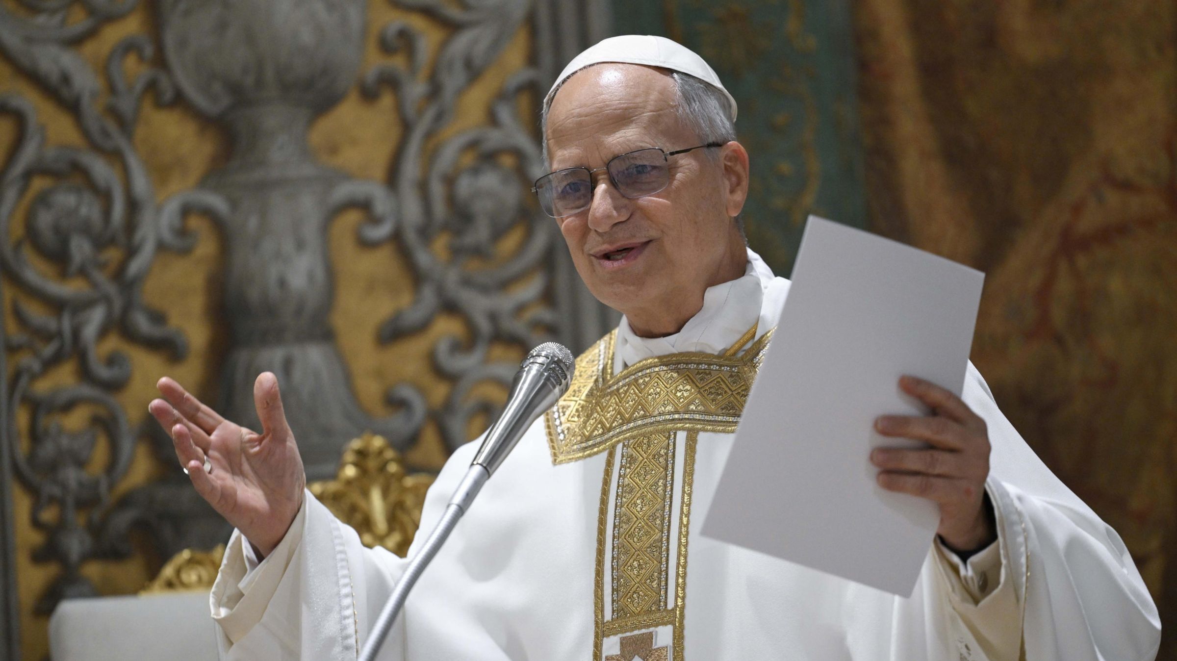 O papa Leão XIV celebra sua primeira missa como pontífice na Capela Sistina, em 9 de maio.