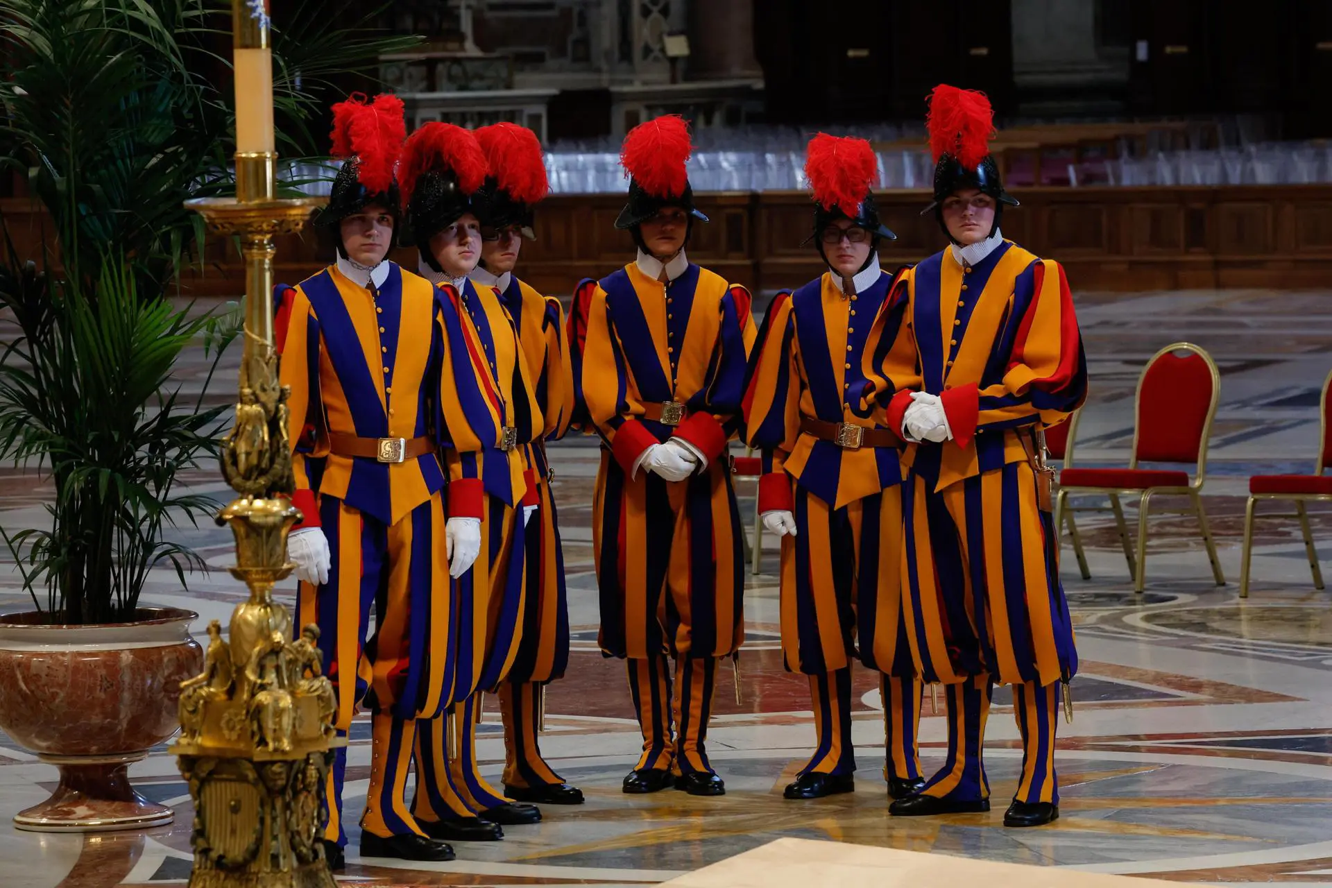 Guardas Suíços no Vaticano, com o uniforme tradicional vermelho, azul e amarelo.