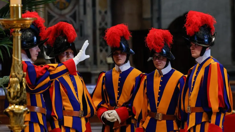 Guardas Suíços no Vaticano. Os homens estão com os famosos uniformes em cores azuis, amarelas e vermelhas.