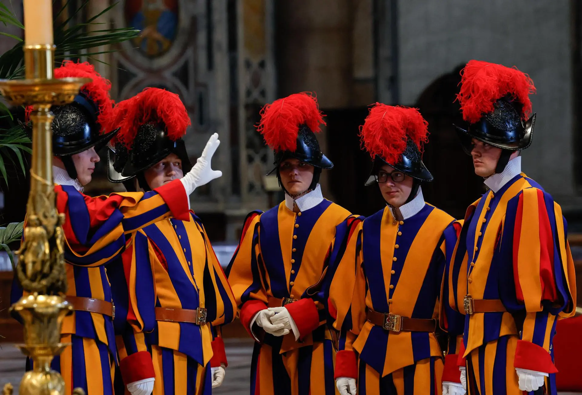 Guardas Suíços no Vaticano. Os homens estão com os famosos uniformes em cores azuis, amarelas e vermelhas.
