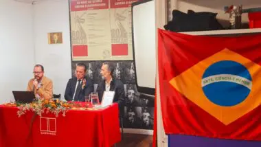 Geraldo Augusto Pinto (professor universitário), Acef Said (cônsul da Rússia no Paraná) e Euclides Mance (filósofo): convidados do evento da livraria Vertov para marcar os 207 anos de Karl Marx.