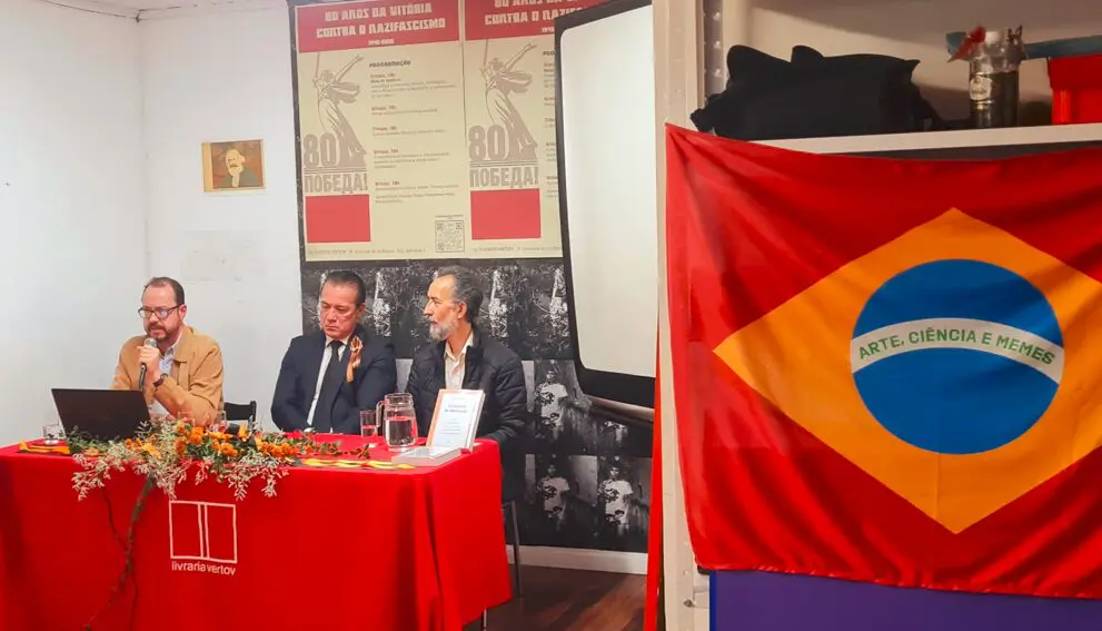 Geraldo Augusto Pinto (professor universitário), Acef Said (cônsul da Rússia no Paraná) e Euclides Mance (filósofo): convidados do evento da livraria Vertov para marcar os 207 anos de Karl Marx.