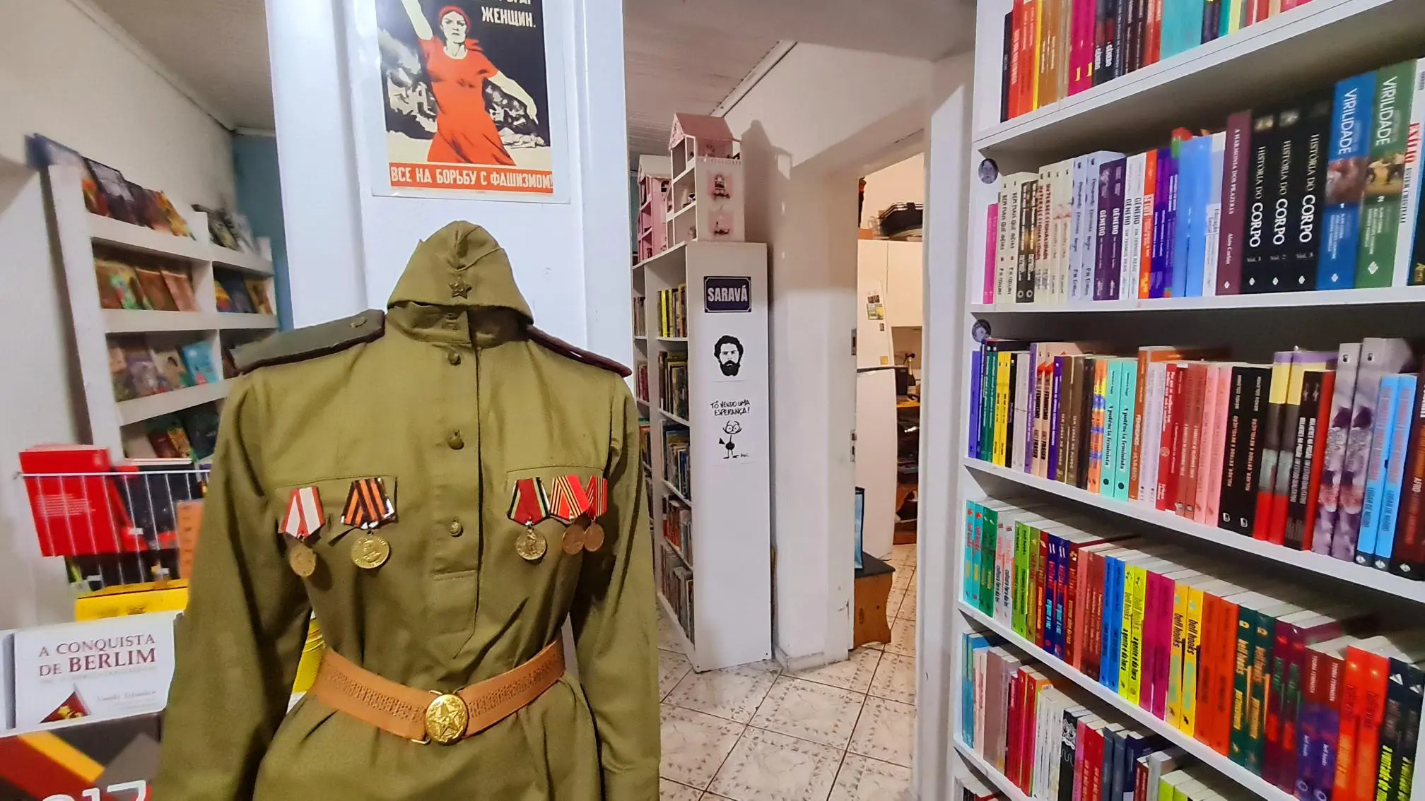 Farda feminina na entrada da Vertov: temática centrada na nostalgia da extinta URSS.