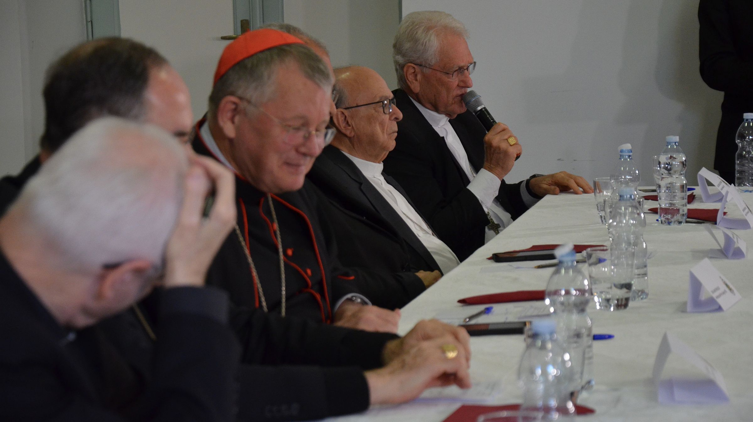Dom Leonardo Steiner (com o microfone) durante coletiva de imprensa de cardeais brasileiros em Roma. Ao seu lado, da direita para a esquerda, dom Raymundo Damasceno, dom Jaime Spengler, dom Sérgio da Rocha e dom Odilo Scherer.