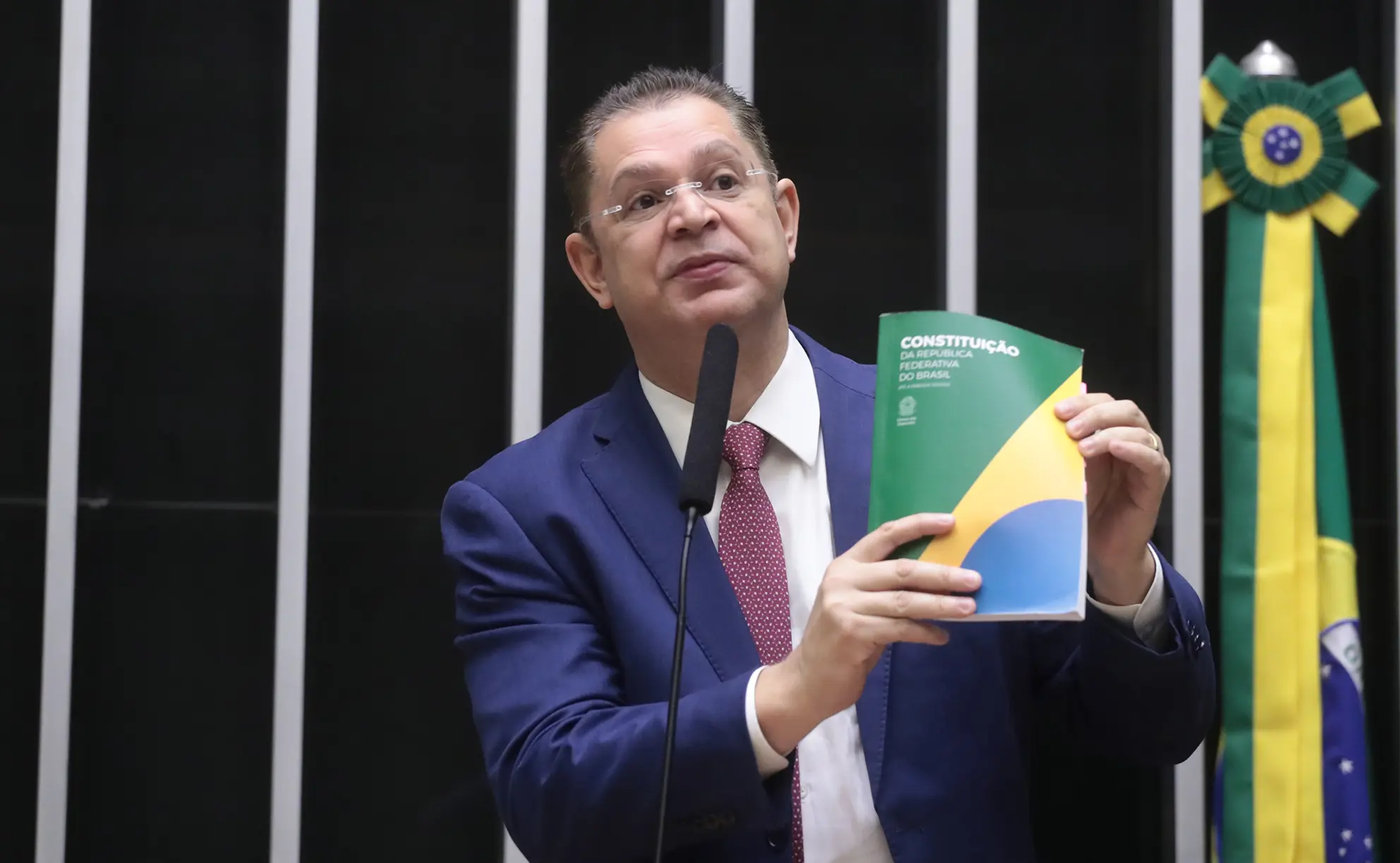 Líder do PL cobra ação de Motta contra “concentração de poder” do STF