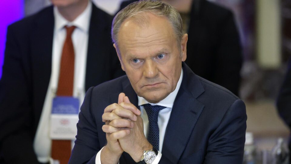 O primeiro-ministro da Polônia, Donald Tusk, disse que incêndio em um shopping center em Varsóvia foi criminoso e encomendado pelos serviços especiais russos