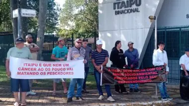 Protesto de pescadores na sede da Itaipu, em Foz do Iguaçu
